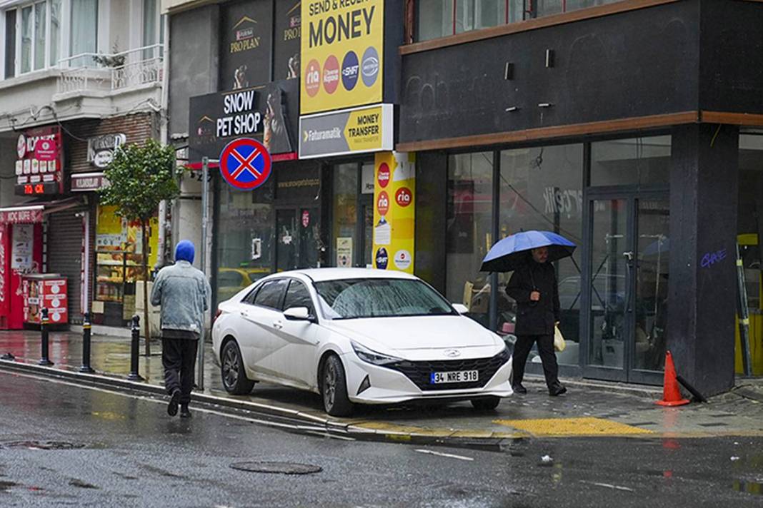 Kaldırımlar tamamen istila edildi: İstanbul'da her 6 araca 1 park yeri düşüyor 13